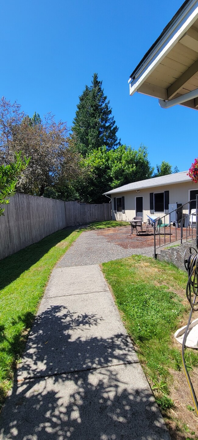 Building Photo - 1102 E Victor St