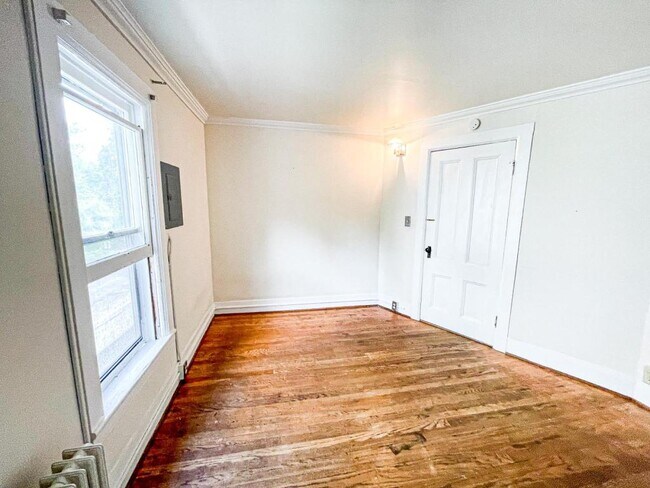 Building Photo - 705 E Seneca St