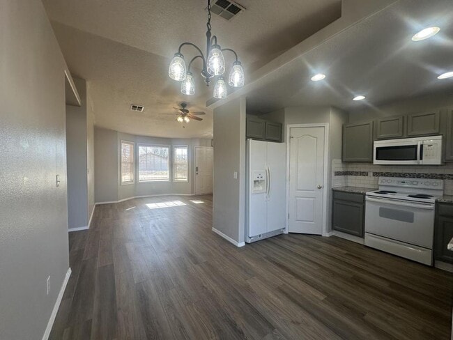 Building Photo - 2412 W Sweetbay Ave