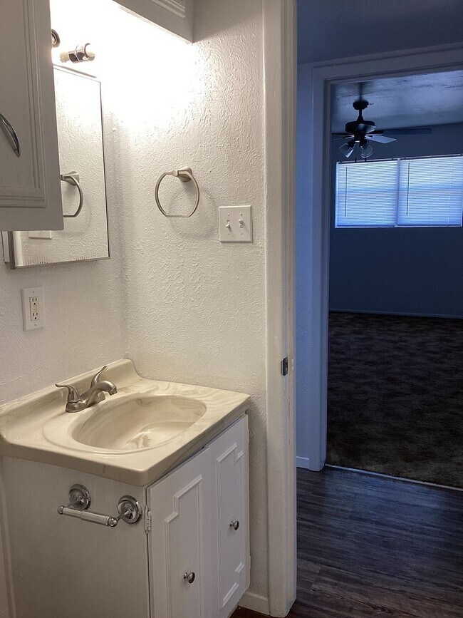 Building Photo - Newly Renovated 3 Bed House!
