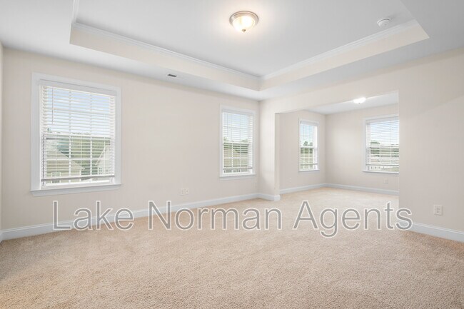 Building Photo - 196 Longleaf Dr