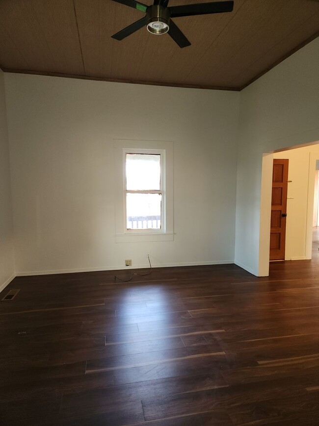 Building Photo - Unique 1 bedroom, 3 bonus rooms, 1.5 bathr...