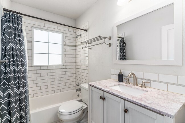 Building Photo - Charming 5-Bedroom South Hill Home Near Manito Par