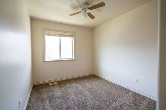 Building Photo - Modern 3 Bed, 2.5 Bath Townhouse - Excelle...