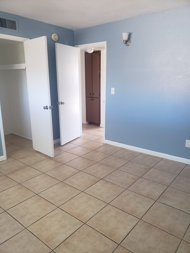 Building Photo - 3560 N Tucson Blvd