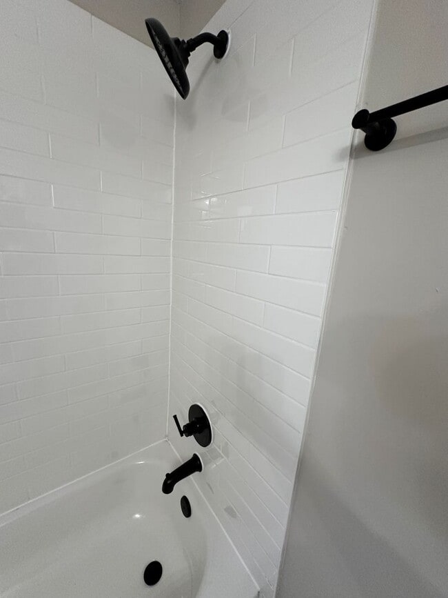 Building Photo - **4/2 BR Single Family home : Available Now