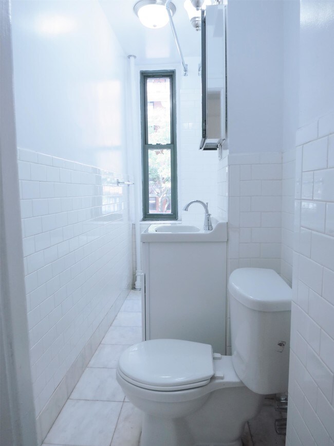 Building Photo - 154 E 79th St