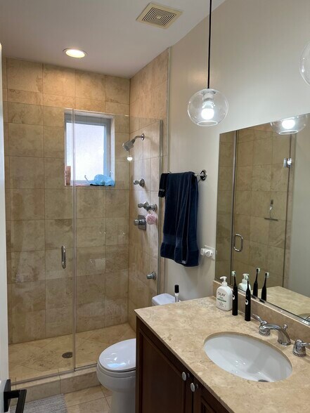Main Bathroom - 1515 W Cullom Ave