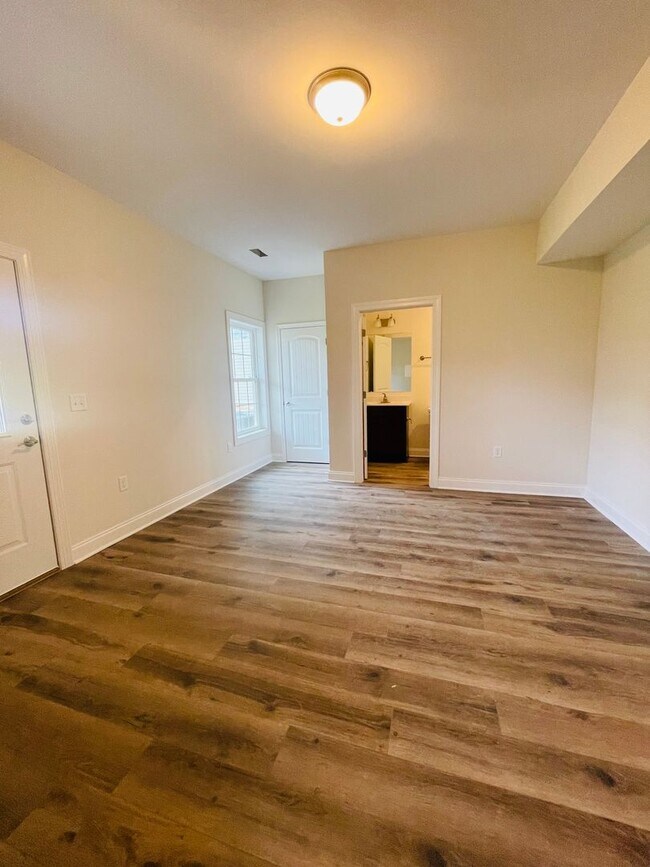 Building Photo - End Unit Townhouse for Rent