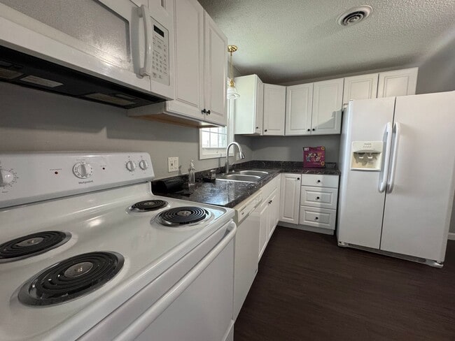 Building Photo - Refreshed 2 Bed 1.5 Bath Townhouse | Pet O...