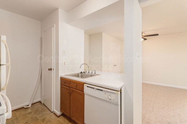 Building Photo - 5805 Royal Ridge Dr