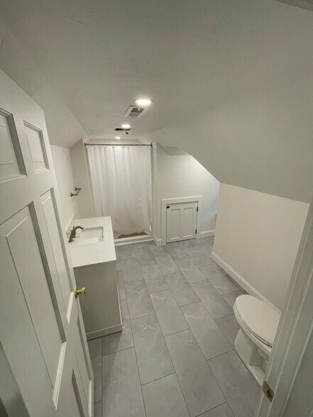 Bathroom - 80 Alden Sq