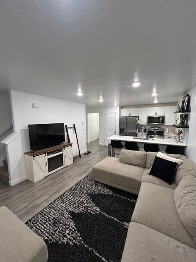 Building Photo - Gorgeous Townhome!!!