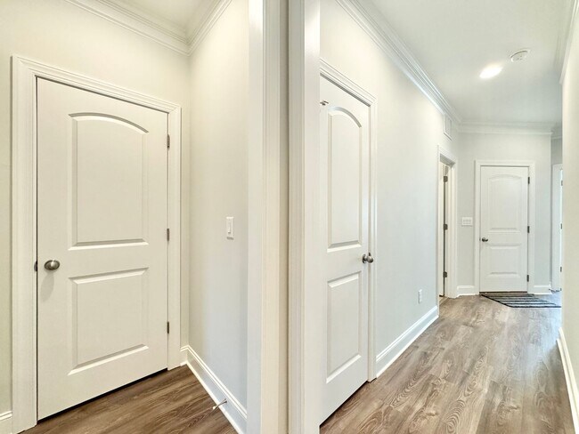 Building Photo - Updated 3 Bedroom High Point Condo with Large Bonus Room!