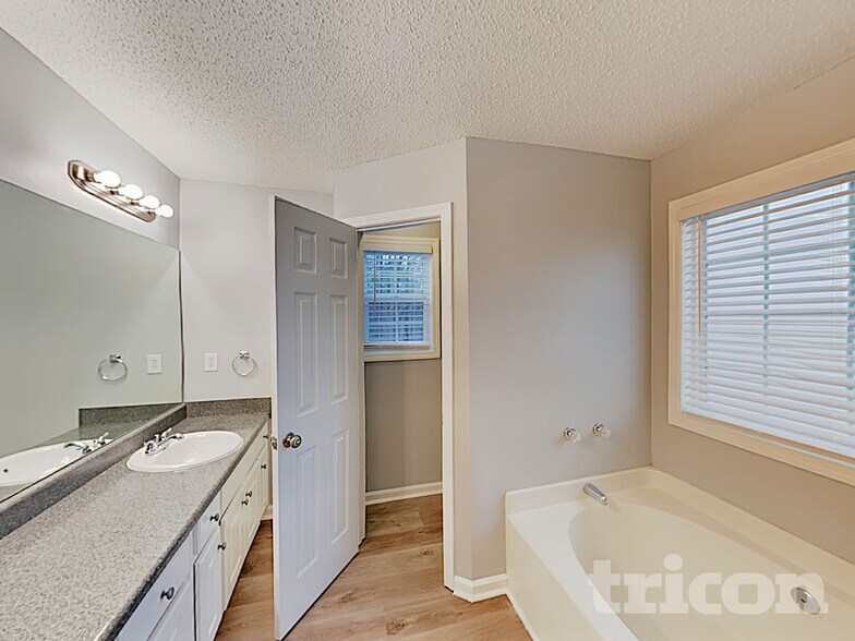 Building Photo - 227 Cheyenne Way