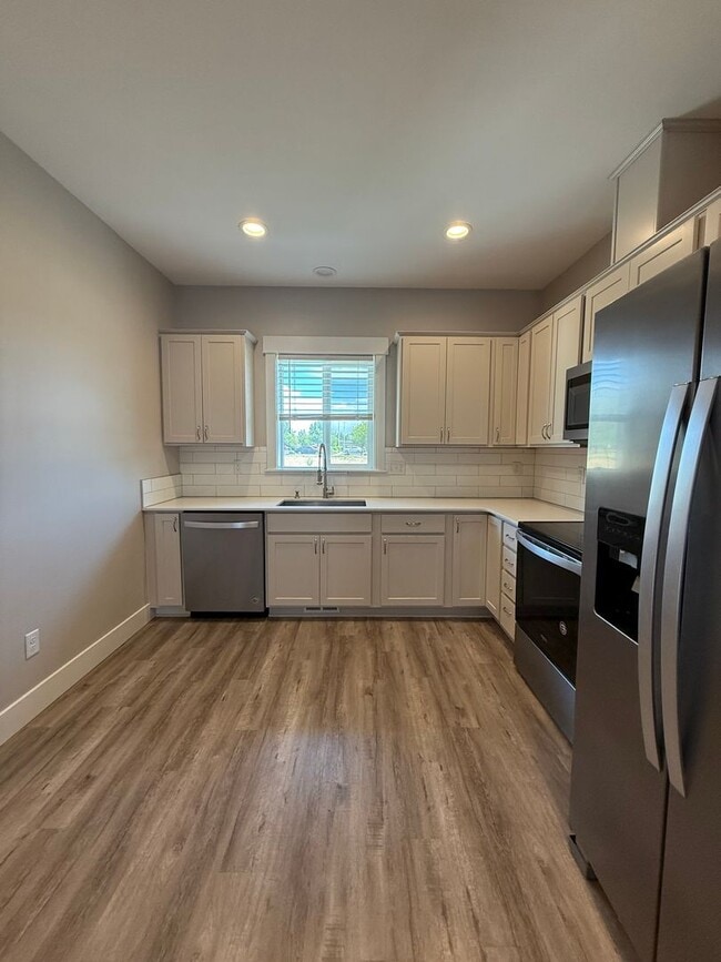 Building Photo - Stunning 3 bedroom townhome.