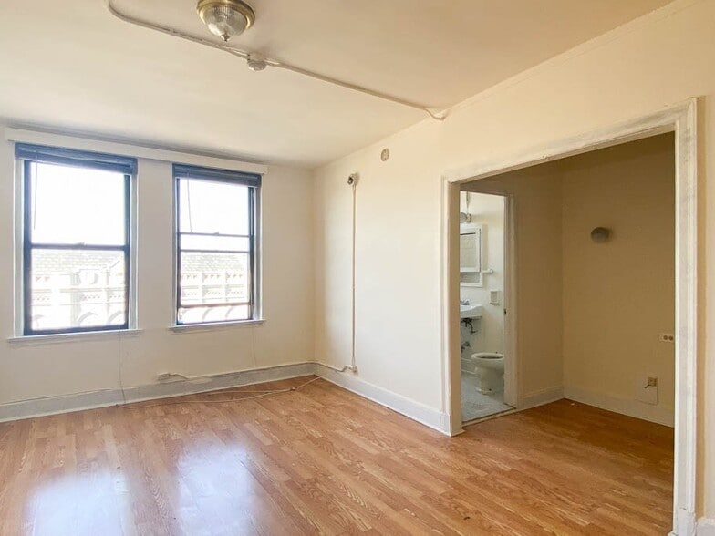 Building Photo - 3335 W Diversey Ave