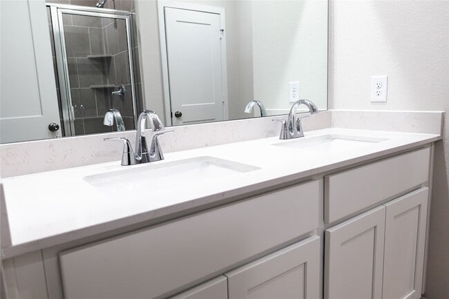 Building Photo - 247 Forest W St