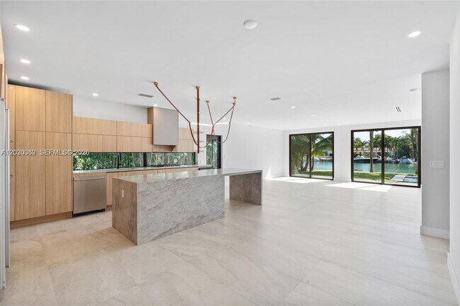 Building Photo - 550 S Shore Dr