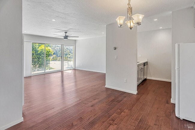 Building Photo - 363 Eden Roc Dr