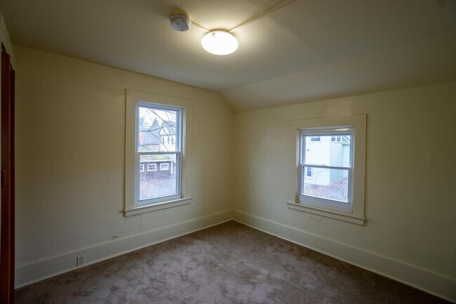 Building Photo - AVAILABLE 6/1/26 - House for Rent Near Sho...