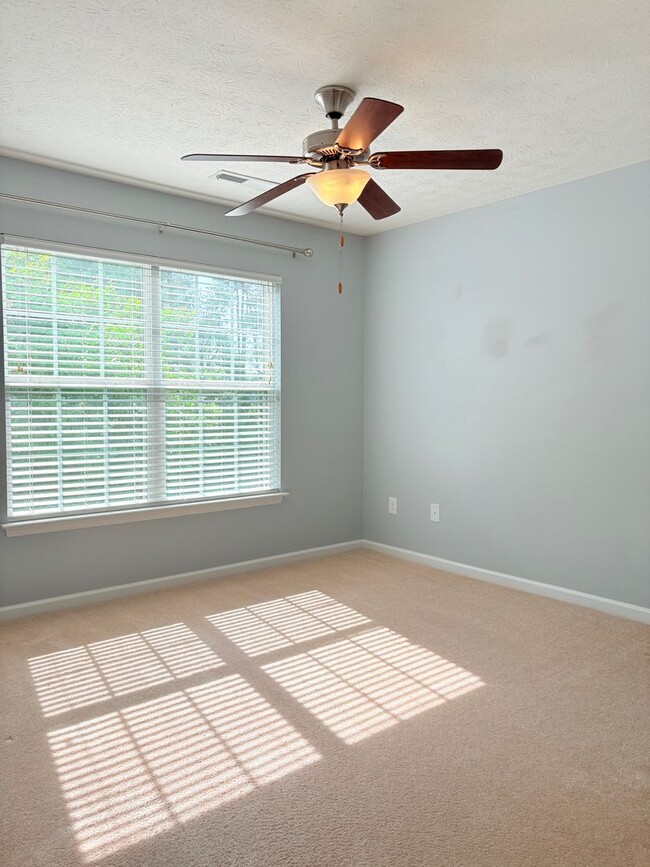 Building Photo - Large Spacious Home With Fully Fenced In Y...