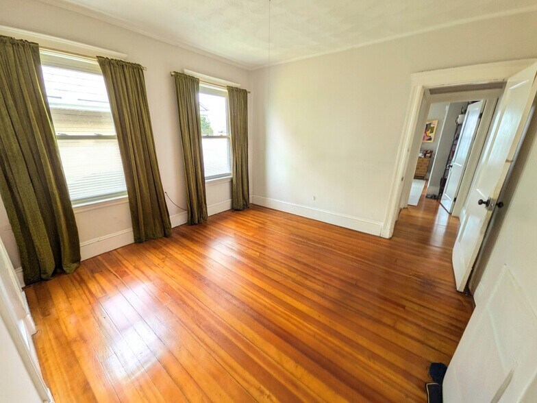 Building Photo - 623 Fellsway