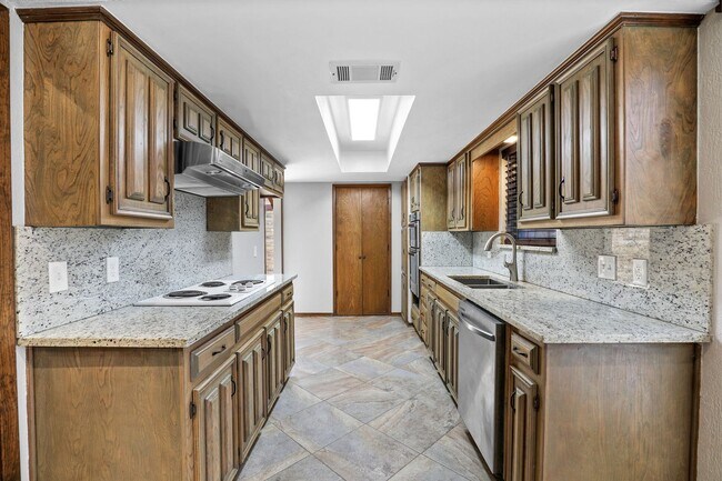 Building Photo - Elegantly Renovated Hickory Creek Home!