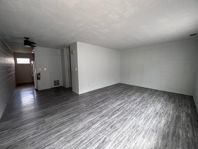 Building Photo - 1005-9 Oak-