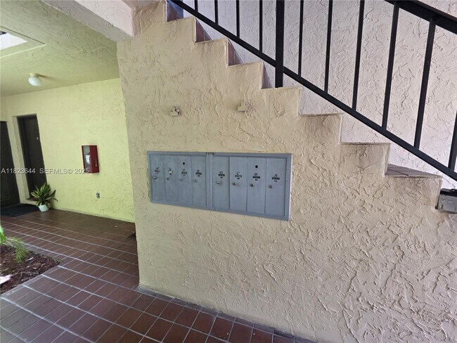 Building Photo - 13716 SW 90th Ave