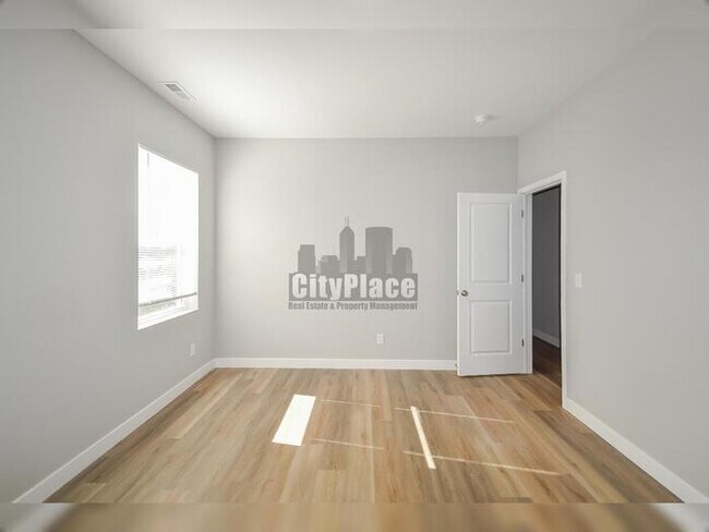 Building Photo - 2801 E Riverside Dr