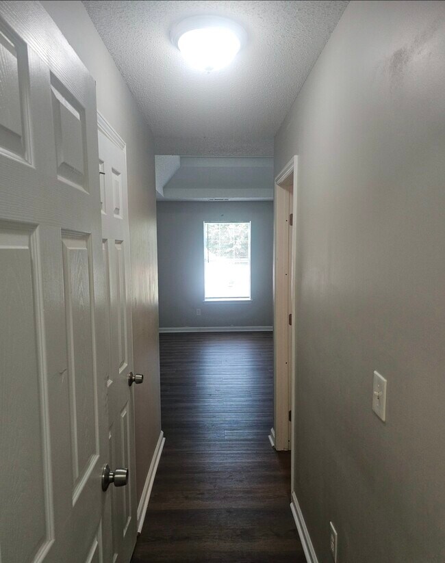 Building Photo - 670 Burtons Cove