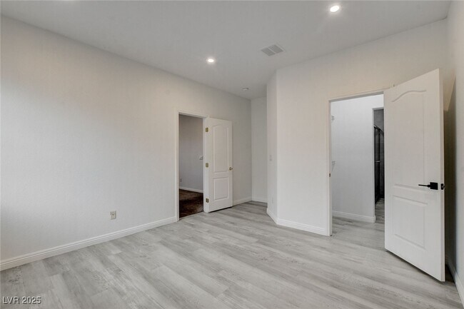 Building Photo - 8125 Chestnut Hollow Ave