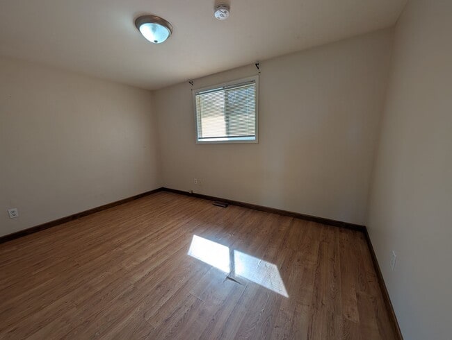 Building Photo - Light & bright 3 bedroom Orchards house