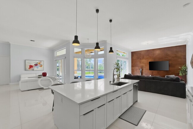 Building Photo - 15622 Cypress Park Dr