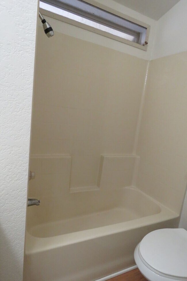 Building Photo - Quiet with Great Views! Available 11/1/25!