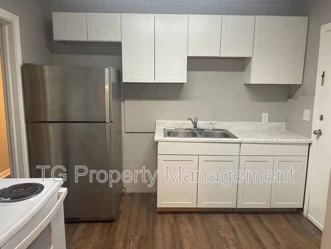 Building Photo - 5205 Hollycrest Dr