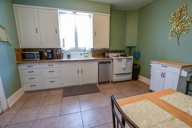 Building Photo - 1316 W Dean Ave