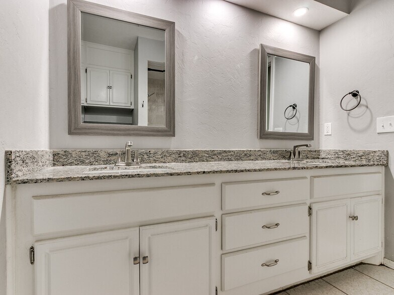 Building Photo - 9906 Mantle Dr