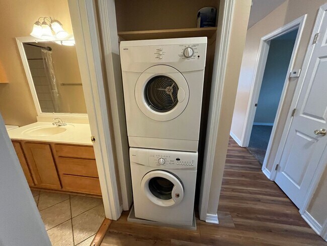 Building Photo - 896 Wescott Square