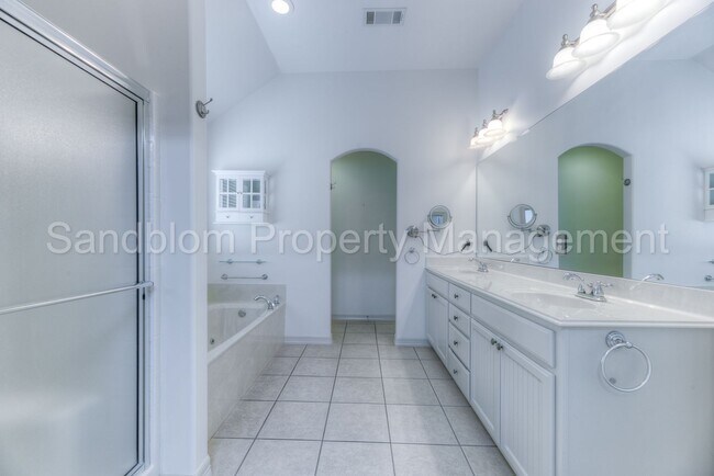 Building Photo - For Lease | Broken Arrow | Available Now!