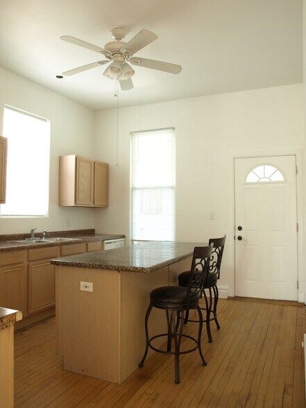 Building Photo - 2728 N Artesian Ave