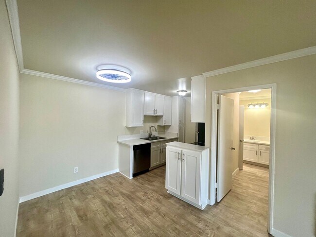 Building Photo - Newly Renovated 3rd Floor with View - One ...