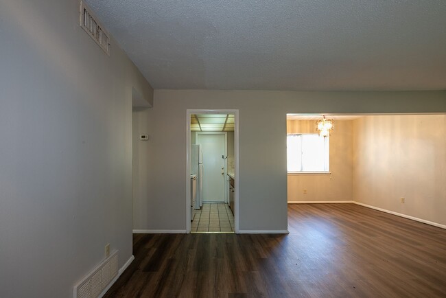 Building Photo - Renovated 1 bedroom in desirable midtown T...