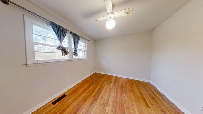 Building Photo - Cute one level home inside the Loop