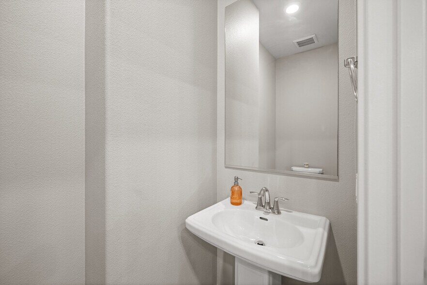 Building Photo - 1194 Delpy View Pt