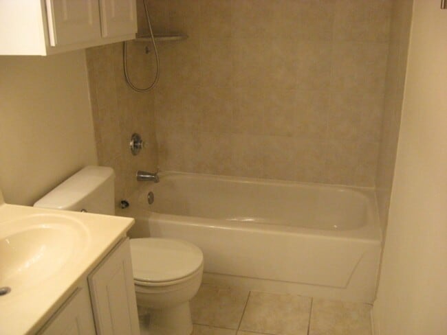 Building Photo - Beautifully Maintained 1 Bedroom 1 Bathroo...