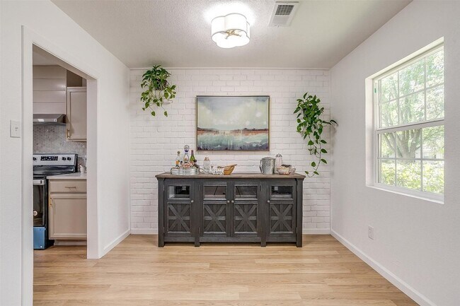 Building Photo - 1701 Larkspur Dr