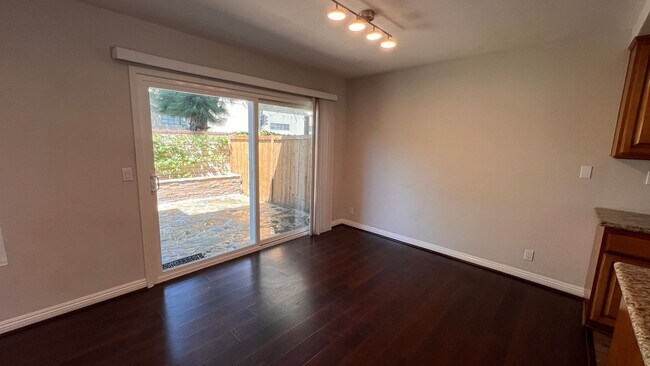 Building Photo - 3-bedroom, 2.5-bath Hampton Court Home Nea...