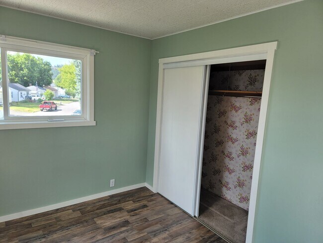 Building Photo - Beautiful 3-Bedroom Home - EV Charger - Pet Friendly